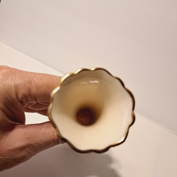 Lenox Ivory w/ Gold Trim 7-1/2" Tall Tri-Footed Scalloped Ceramic Bud Vase USA - Picture 4 of 12